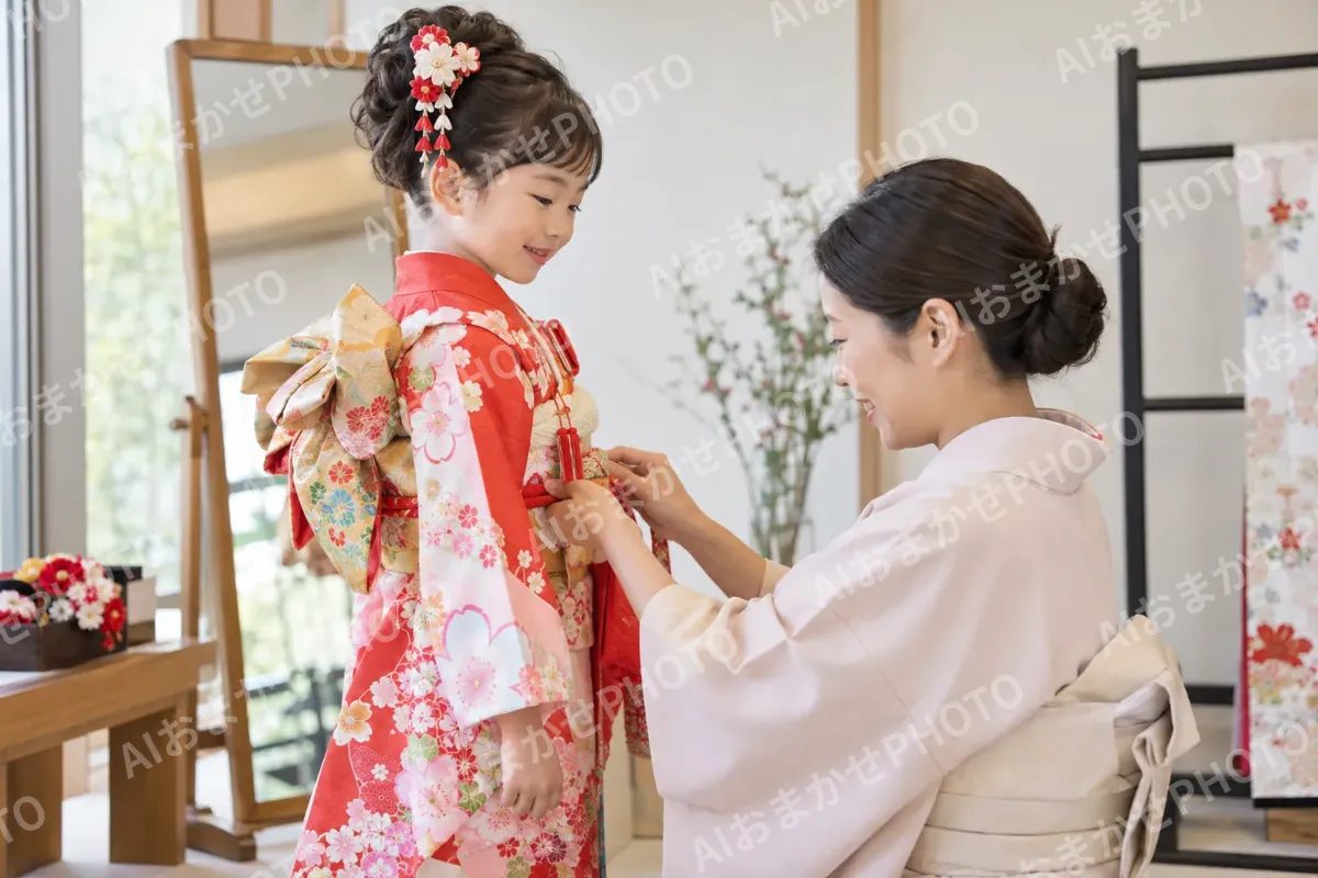 七五三の着物を着た子どもの帯を結ぶ着付け師（成人式・七五三の写真 No.24）