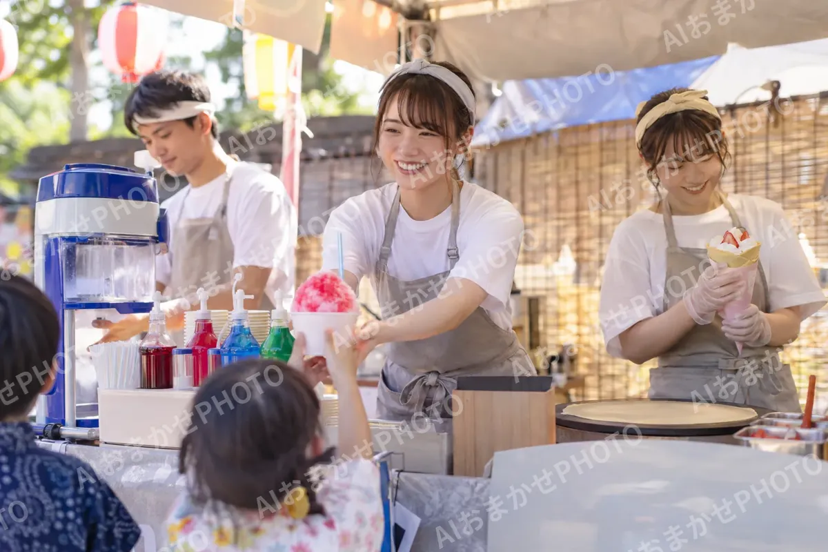 夏祭りの屋台でかき氷とクレープを売る店員たち（アイス・クレープ・かき氷の写真 No.25）