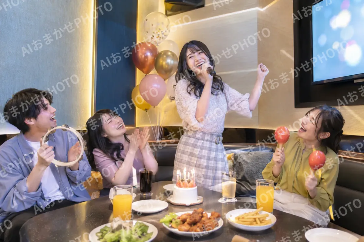 誕生日のお祝いでカラオケを歌う友だち（カラオケ・カラオケボックスの写真 No.37）