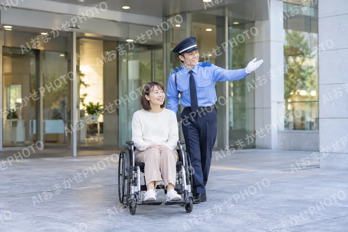 車いすのお客様を案内する警備員（警備・セキュリティの写真 No.45）