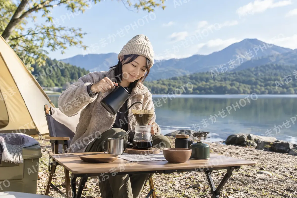 湖のそばでコーヒーをいれる人（キャンプ場・グランピングの写真 No.25）