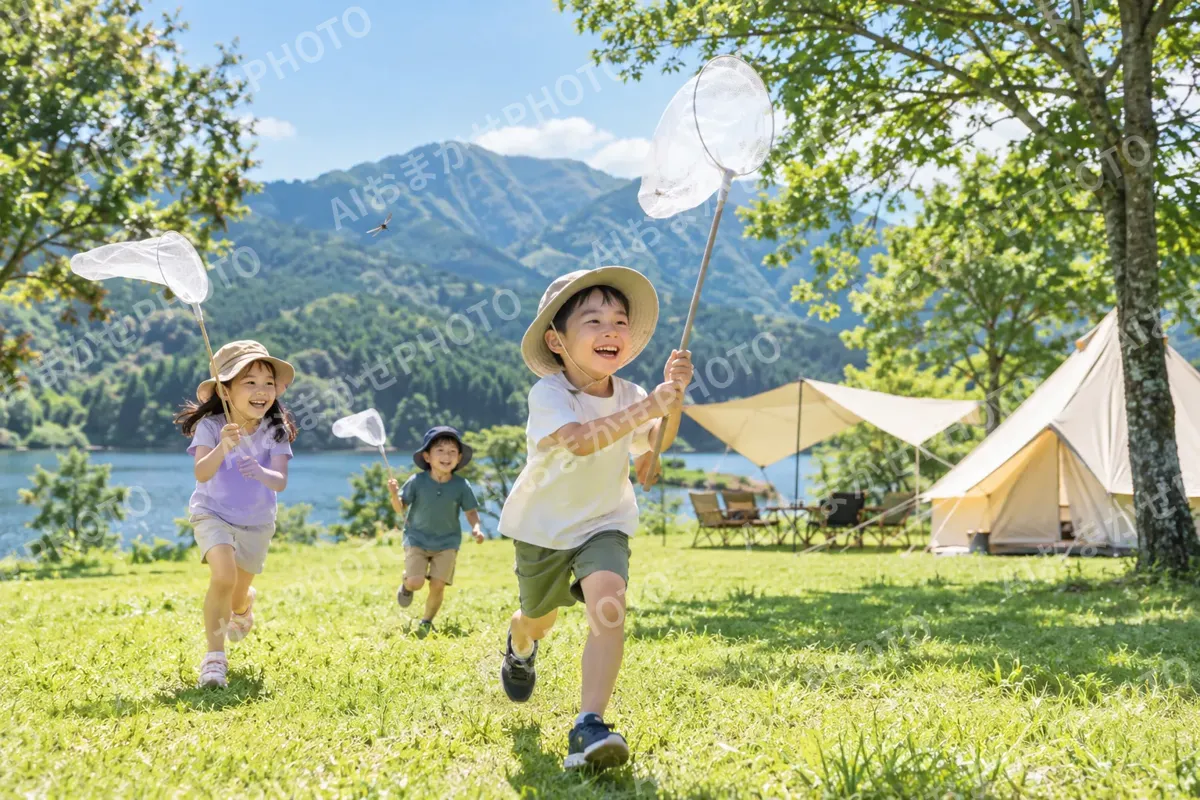 虫とりあみを持って走る子どもたち（キャンプ場・グランピングの写真 No.27）