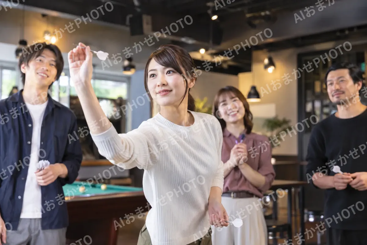 ダーツを投げる人（ゲームセンター・ボウリング・ビリヤードの写真 No.27）