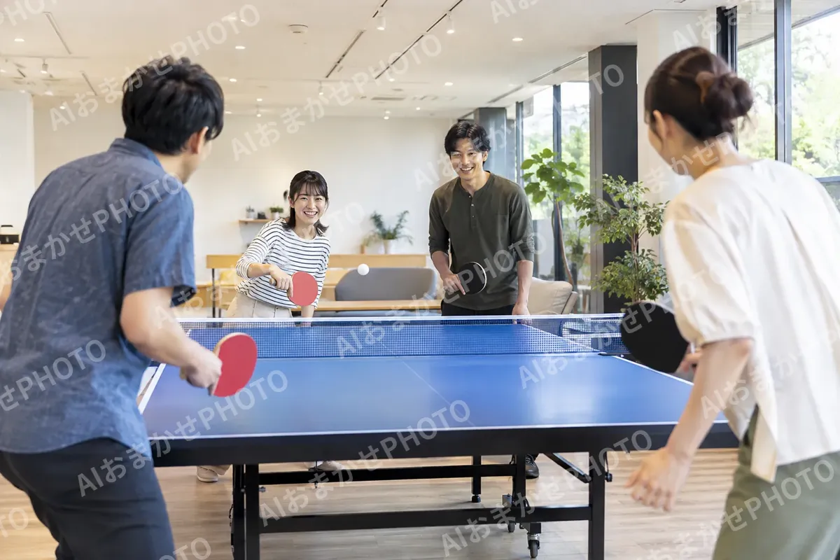 卓球を楽しむ友だちどうし（ゲームセンター・ボウリング・ビリヤードの写真 No.28）