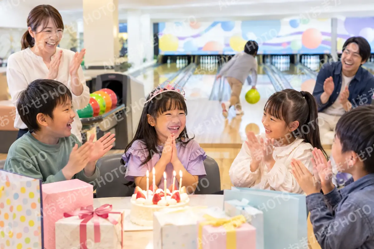 誕生日の会をボウリング場で楽しむ子どもたち（ゲームセンター・ボウリング・ビリヤードの写真 No.35）