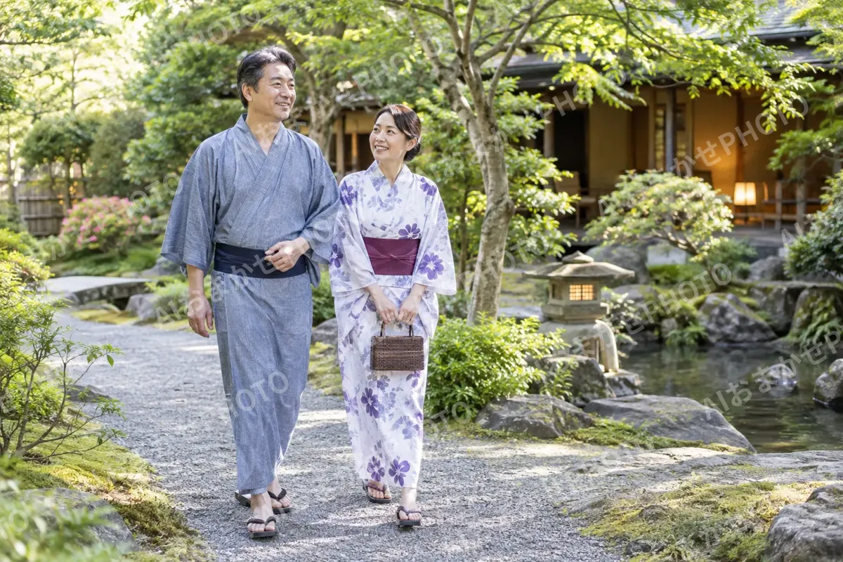庭を散歩する浴衣の夫婦（ホテル・旅館の写真 No.47）