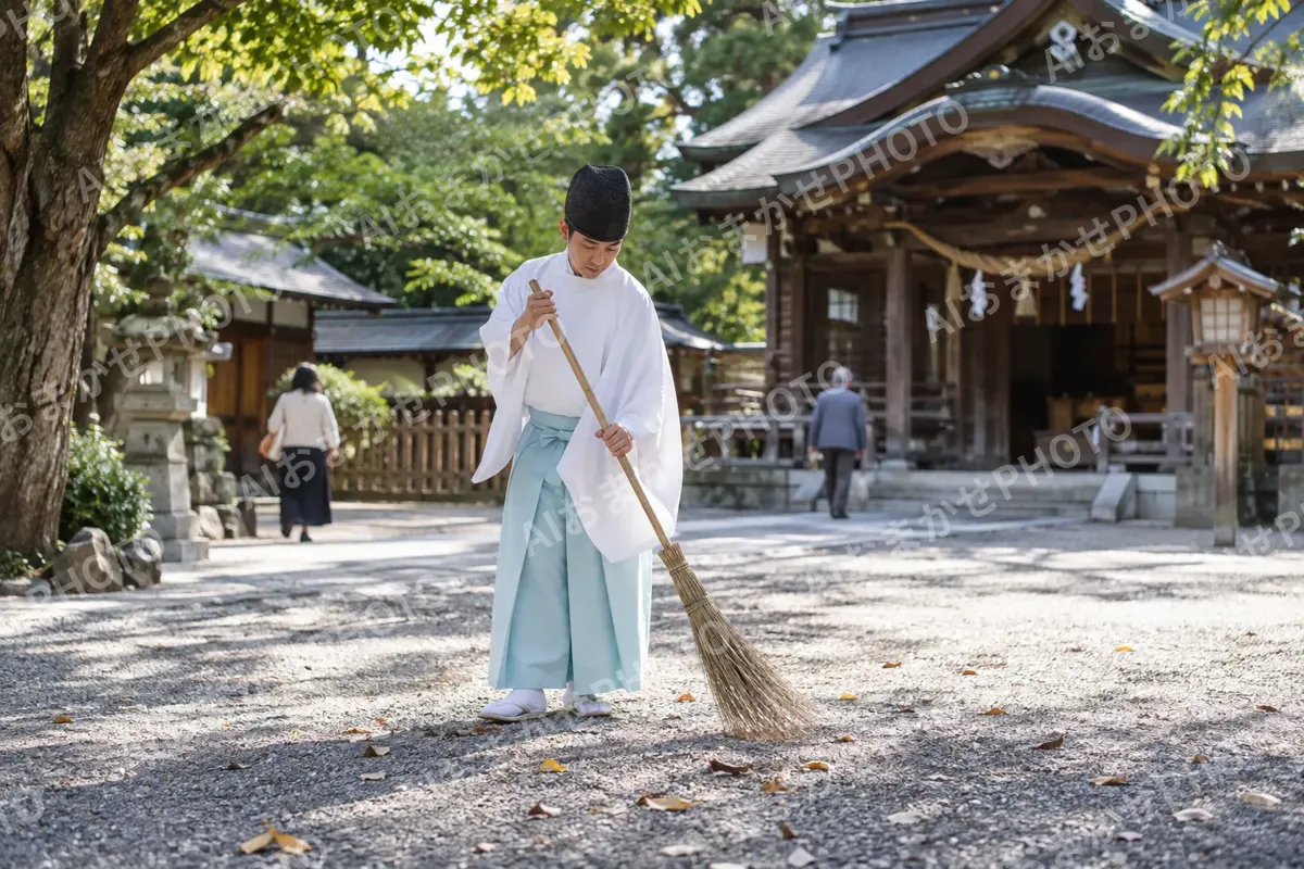境内をほうきではく神職（神社・寺院・教会の写真 No.25）