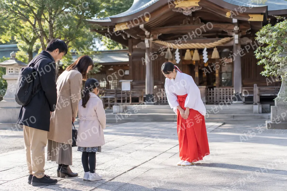 お参りの人におじぎをする巫女（神社・寺院・教会の写真 No.26）