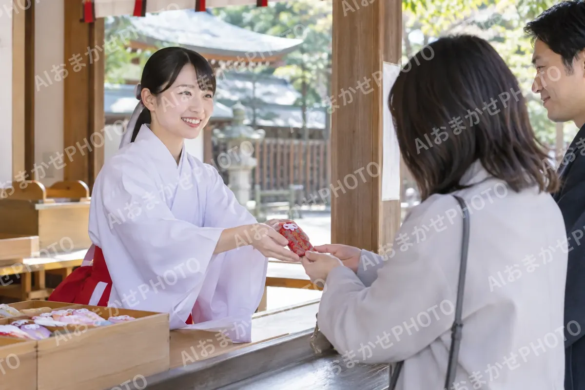 お守りを渡す巫女（神社・寺院・教会の写真 No.27）