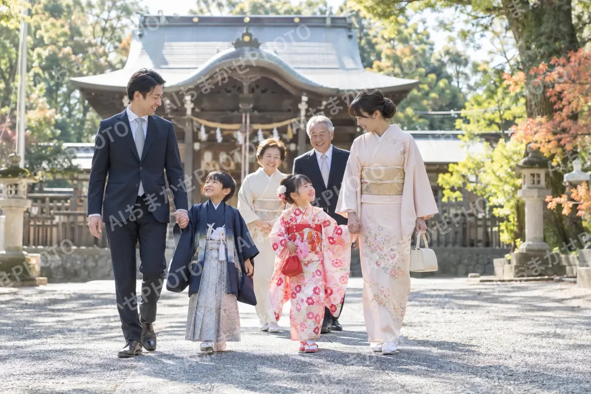 七五三のお参りに来た着物の子どもと家族（神社・寺院・教会の写真 No.29）