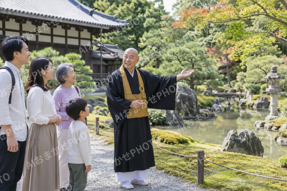 お寺の庭を案内するお坊さん（神社・寺院・教会の写真 No.40）