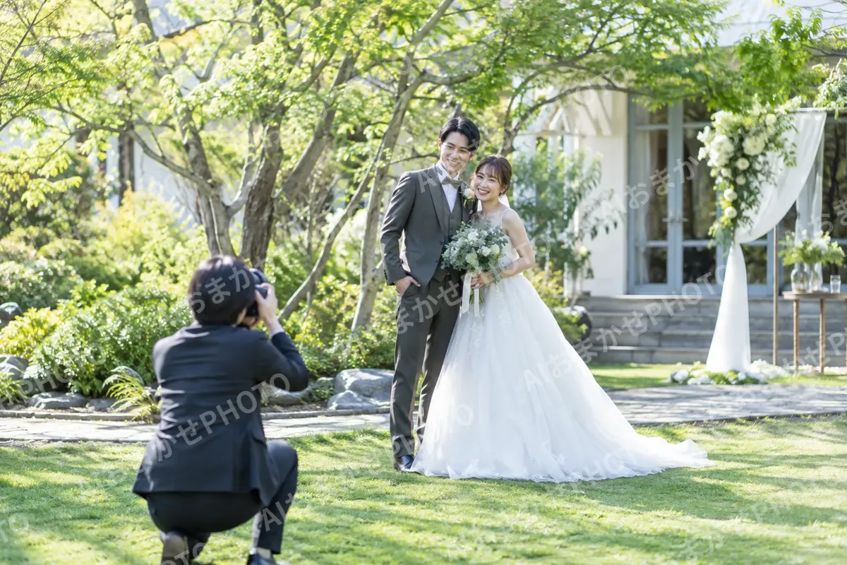 庭で写真を撮ってもらう新郎新婦（結婚式場・ウェディングの写真 No.44）