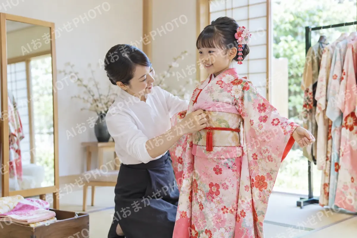 子どもに着物を着せるスタッフ（レンタル衣装・貸衣装の写真 No.34）