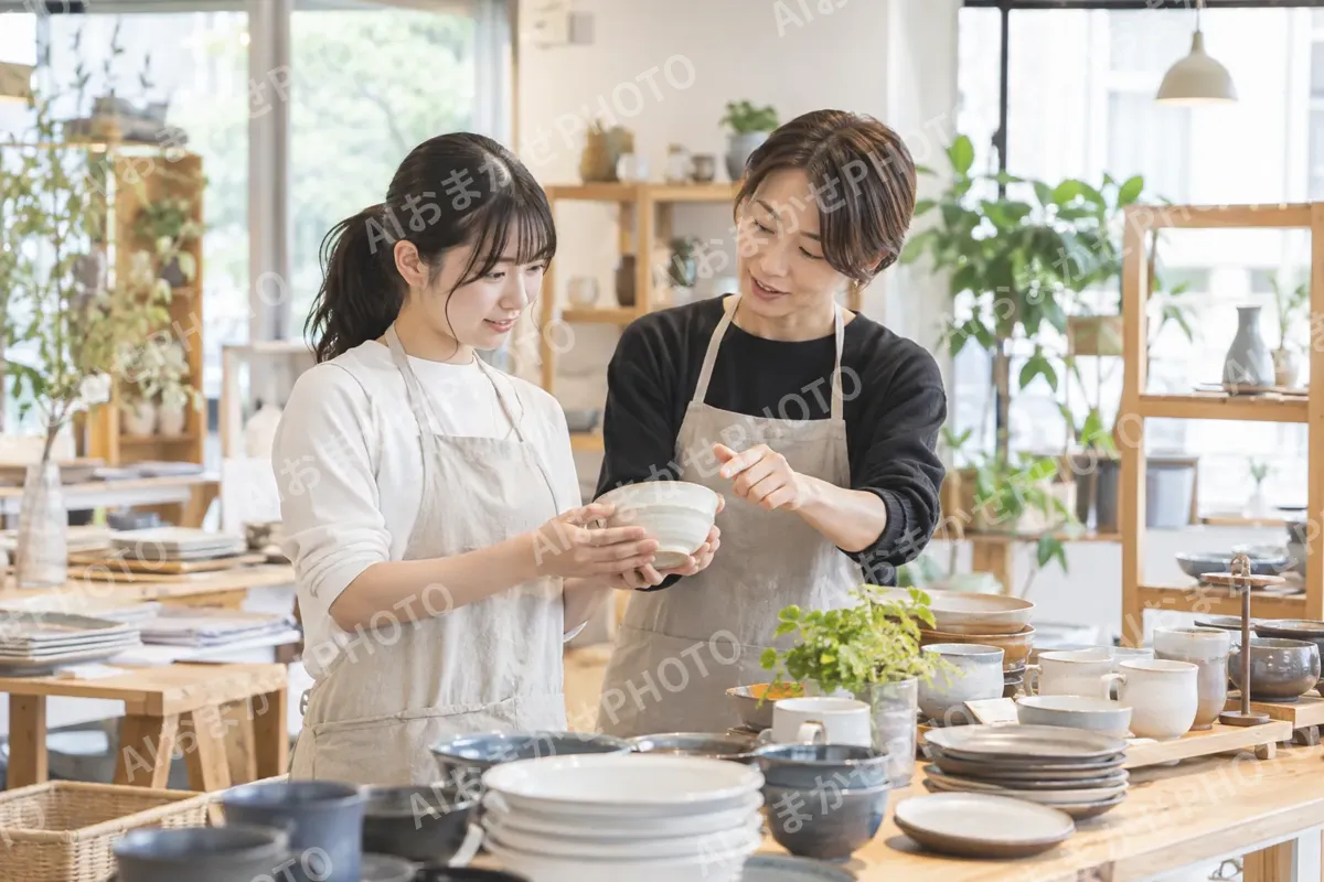 新しいスタッフに仕事を教える先輩（その他（上記にない業種）の写真 No.38）