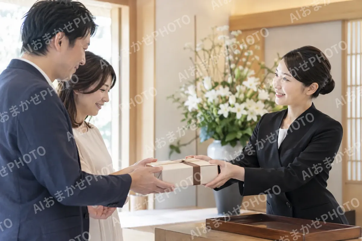 返礼の品を渡すスタッフ（葬儀・葬祭・斎場の写真 No.39）