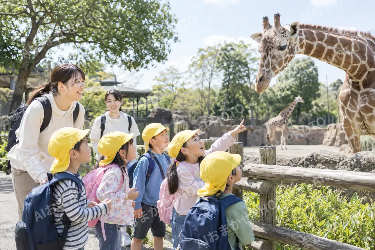 遠足で動物園に来た子どもたちと先生（水族館・動物園・テーマパークの写真 No.36）