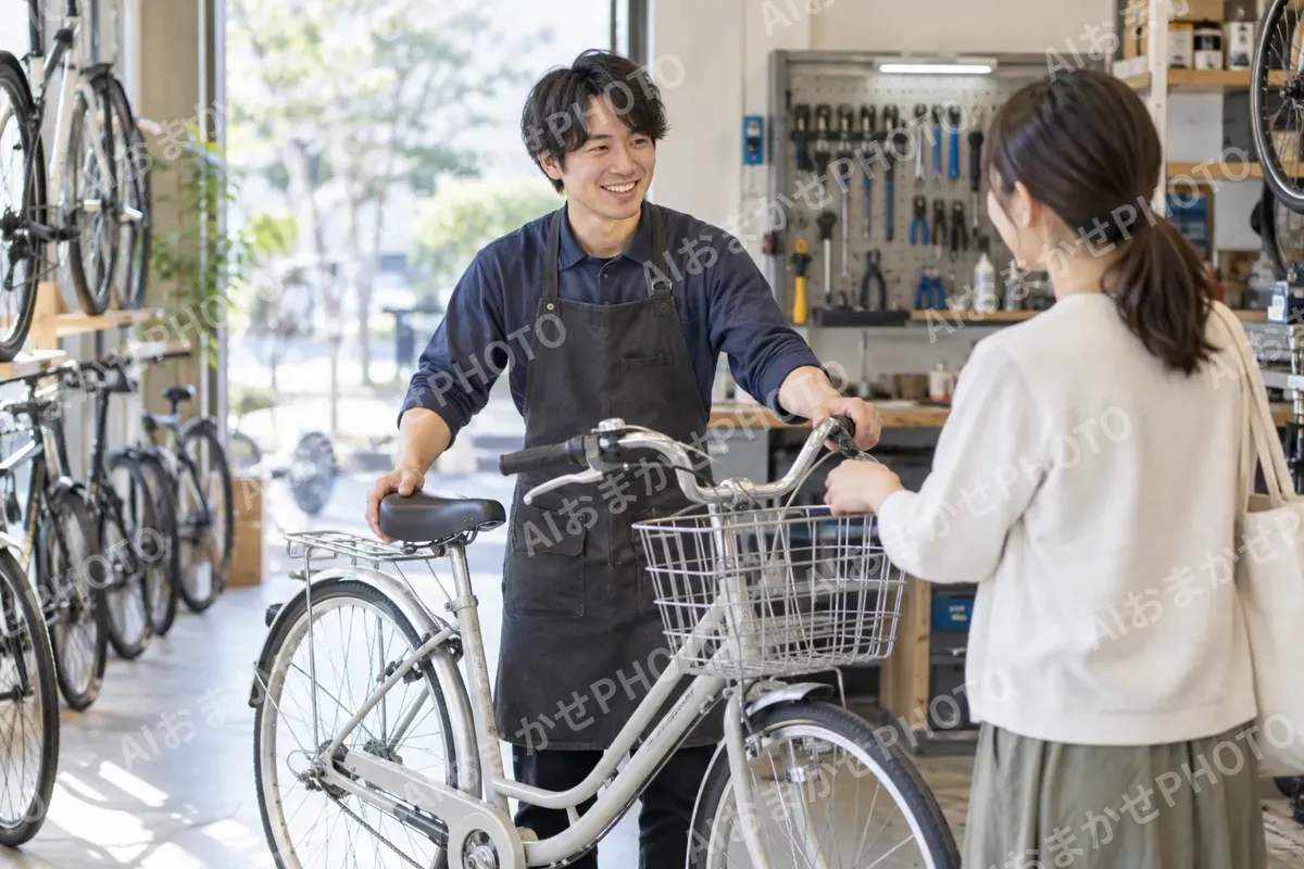 修理が終わった自転車をお客様にわたす店員（自転車販売・修理の写真 No.44）