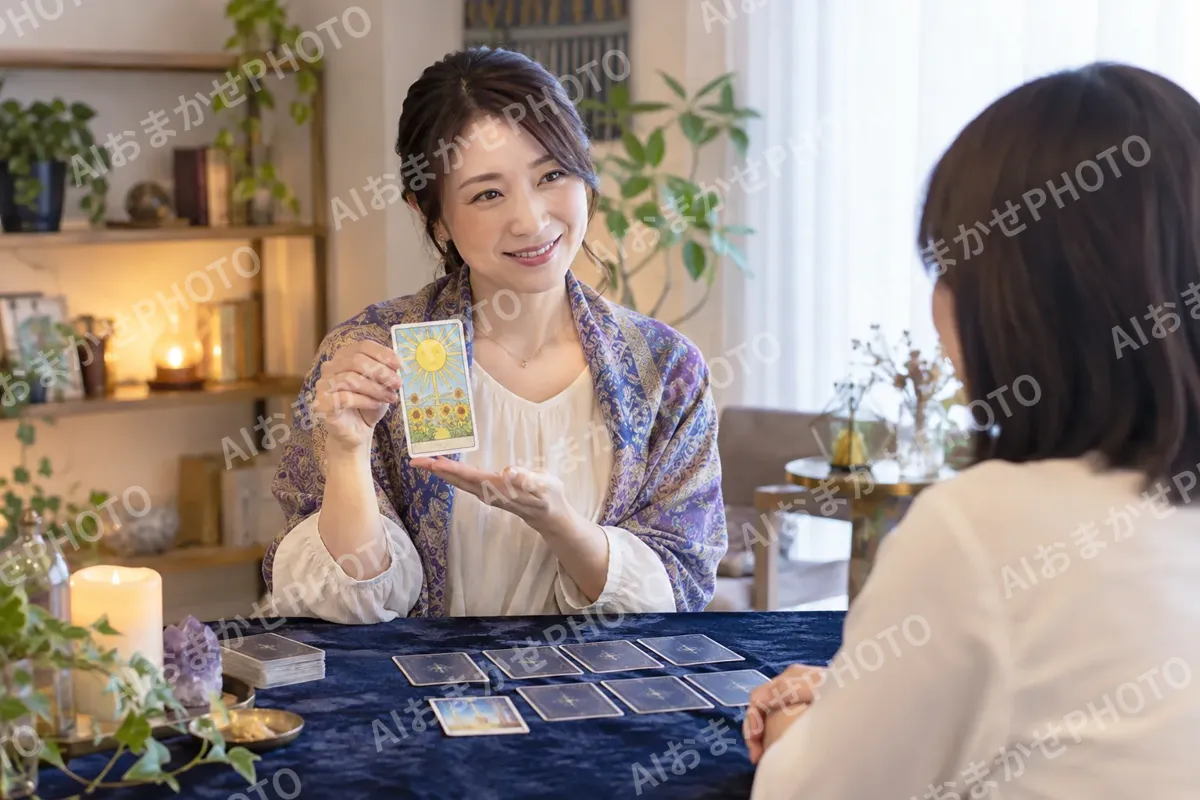 カードを1枚めくって見せる占い師（占い・鑑定の写真 No.31）