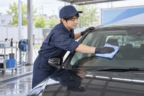 窓ガラスをふくスタッフ（洗車・カーコーティングの写真 No.34）