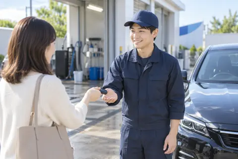 お客様から車のかぎを受け取るスタッフ（洗車・カーコーティングの写真 No.41）