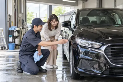 仕上がった車をお客様と一緒に確かめるスタッフ（洗車・カーコーティングの写真 No.42）