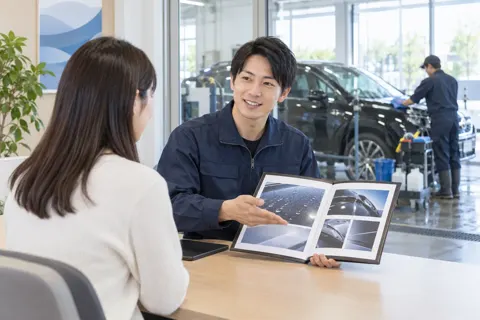 受付でメニューを説明するスタッフ（洗車・カーコーティングの写真 No.43）