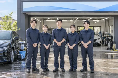 店の前に並んだスタッフの集合写真（洗車・カーコーティングの写真 No.46）