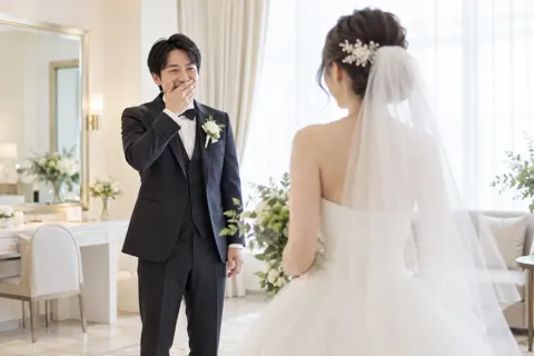 支度ができた花嫁を見る新郎（ブライダル・メイクの写真 No.22）