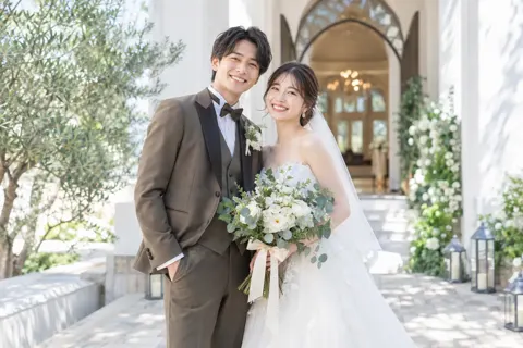 ブーケを持って笑う新婦と新郎（フォトウェディング・前撮りの写真 No.23）