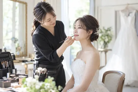 新婦にメイクをするヘアメイクのスタッフ（フォトウェディング・前撮りの写真 No.28）