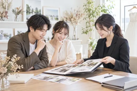 撮影の計画を打ち合わせるスタッフと2人（フォトウェディング・前撮りの写真 No.32）