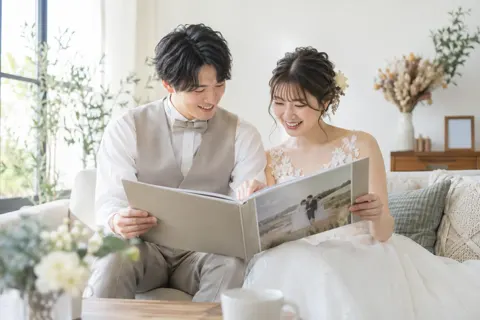 できあがったアルバムを開く2人（フォトウェディング・前撮りの写真 No.34）