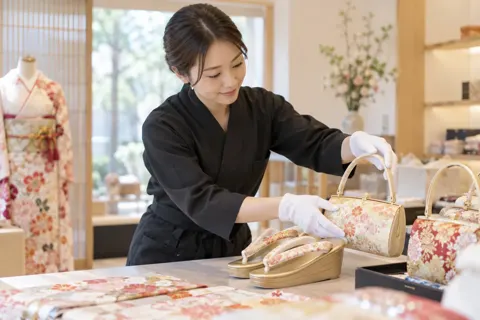 ぞうりとバッグを合わせるスタッフ（成人式・七五三の写真 No.19）