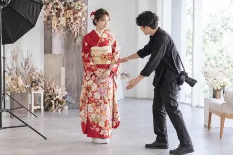 振袖のお客様に立ち方を教えるカメラマン（成人式・七五三の写真 No.22）