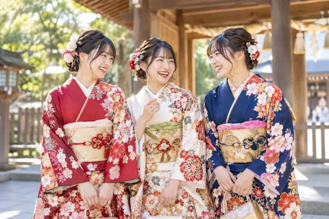友だち同士で振袖を着て笑うお客様たち（成人式・七五三の写真 No.23）