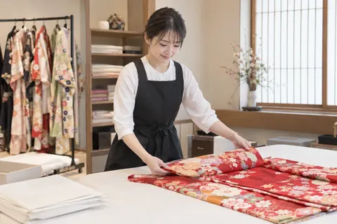 着物をたたんでしまうスタッフ（成人式・七五三の写真 No.34）