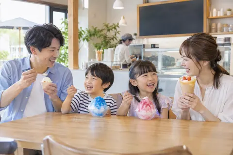 テーブルでかき氷とアイスを食べる家族（アイス・クレープ・かき氷の写真 No.20）