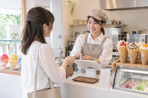 甘味の店のレジでクレープの代金を払うお客様（アイス・クレープ・かき氷の写真 No.23）