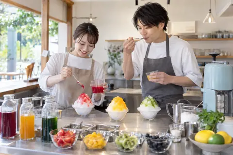 新しい味のかき氷シロップを試作する店員たち（アイス・クレープ・かき氷の写真 No.29）