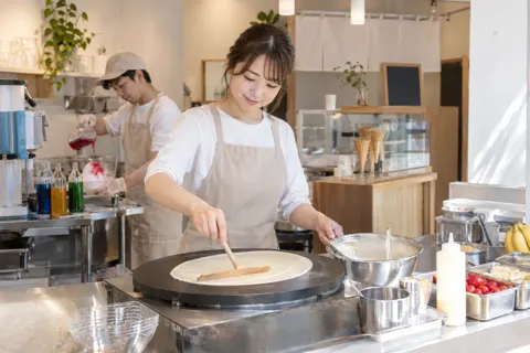 朝にクレープの生地とかき氷のシロップを仕込む店員（アイス・クレープ・かき氷の写真 No.31）