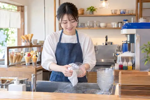 かき氷の器を洗って重ねる甘味の店の店員（アイス・クレープ・かき氷の写真 No.35）