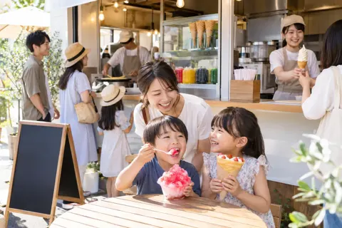 アイスとクレープとかき氷の店でにぎわうお客様たち（アイス・クレープ・かき氷の写真 No.36）