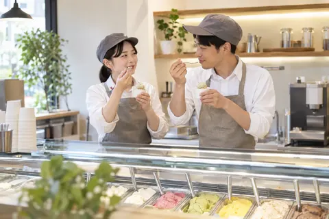 新しい味のジェラートを店員どうしで味見する様子（アイスクリームの写真 No.19）