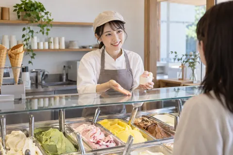ジェラートの味を一つずつ説明する店員（アイスクリームの写真 No.23）