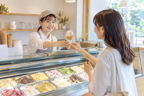 アイスクリームのケースが並ぶ明るい店の中とお客様（アイスクリームの写真 No.24）