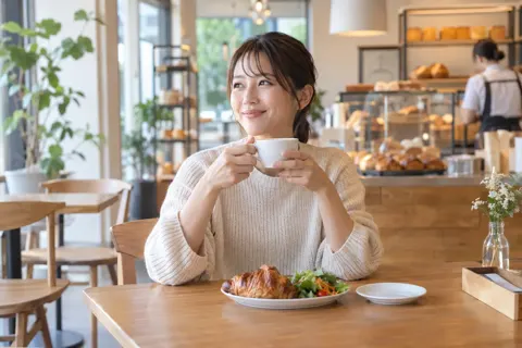 イートインでパンとコーヒーを楽しむお客様（パン・ベーカリーの写真 No.35）