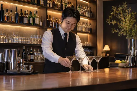 開店前にグラスをならべるバーテンダー（バー・ショットバーの写真 No.36）