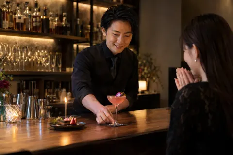 誕生日のお客様に特別なカクテルを出すバーテンダー（バー・ショットバーの写真 No.44）