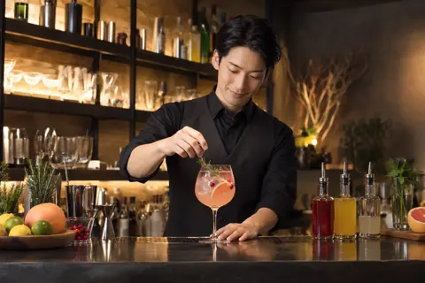 ノンアルコールのカクテルを作るバーテンダー（バー・ショットバーの写真 No.45）