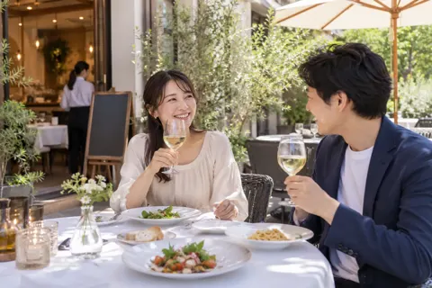 テラス席でワインを飲むお客様（イタリアン・フレンチの写真 No.22）